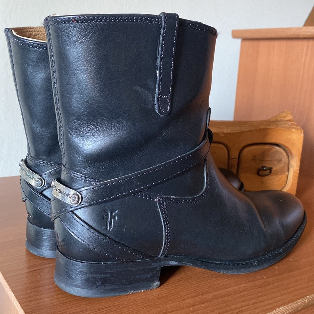 FRYE LINDSAY PLATE SHORT BLACK LEATHER BOOTS